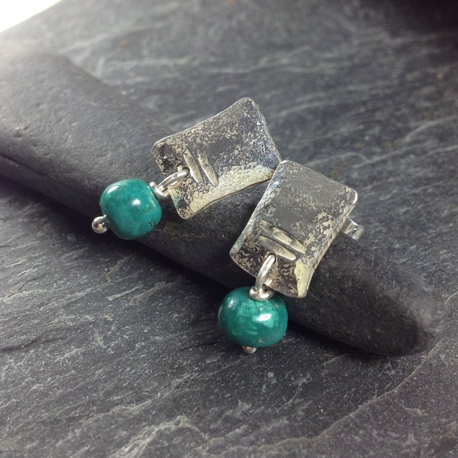 Small notched stud earrings with turquoise