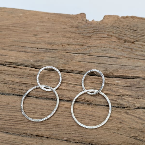 Linked circle earrings 