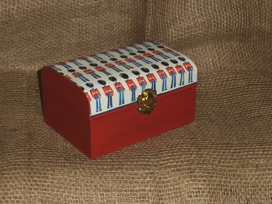 Soldier Storage Treasures Chest Wooden Box London Palace Guards Busby Helmets 