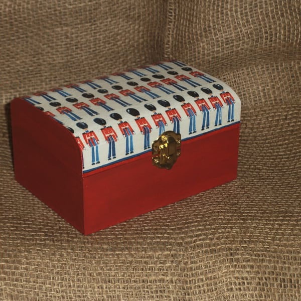 Soldier Storage Treasures Chest Wooden Box London Palace Guards Busby Helmets 