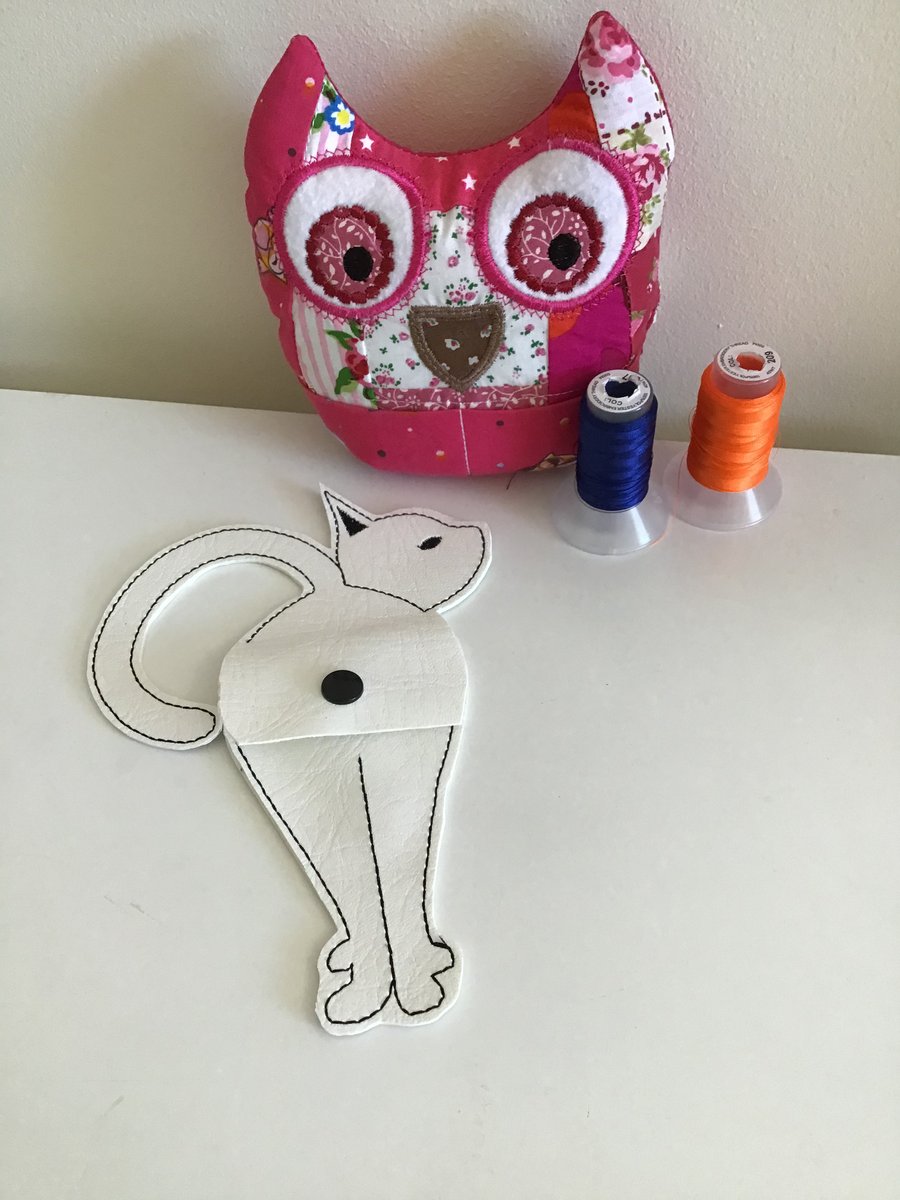 Cat scissors holder in white 