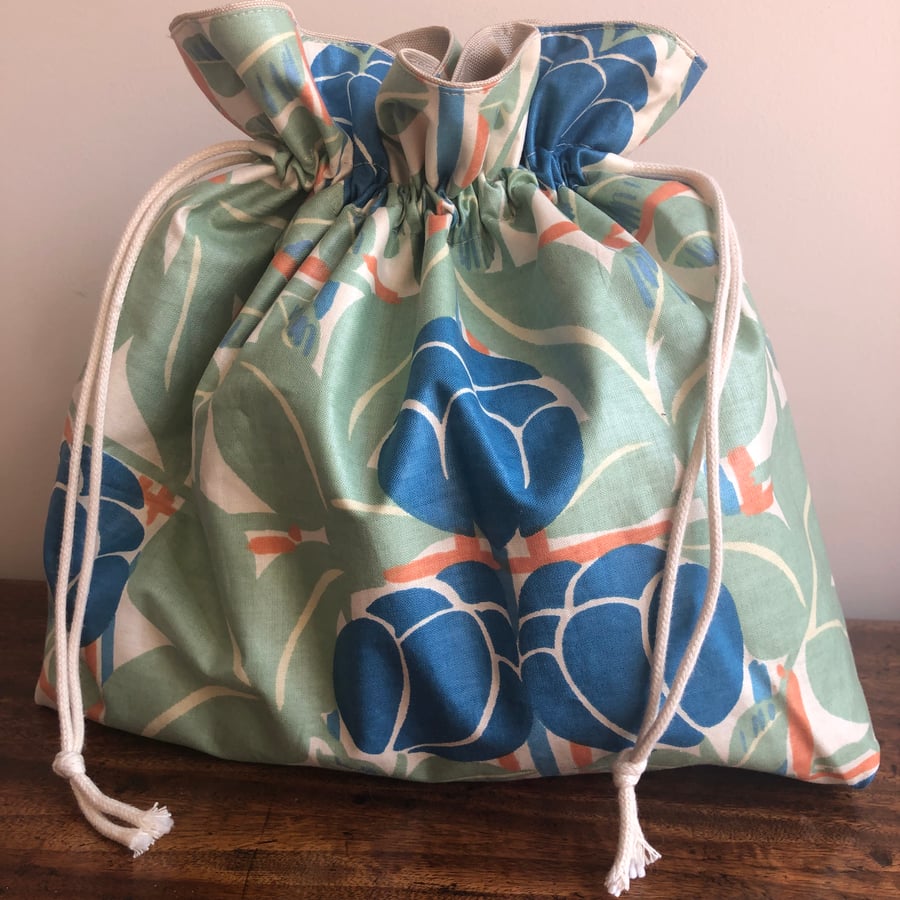 Drawstring wash bag in vintage fabric