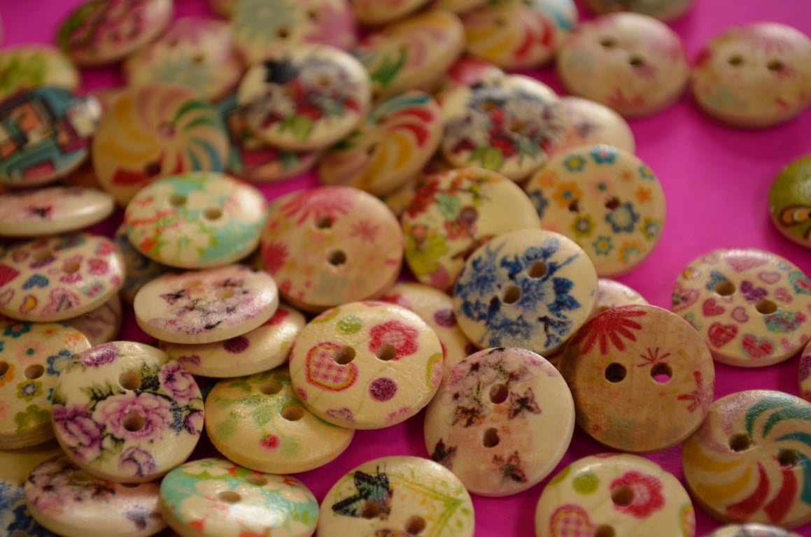 15mm Wooden Buttons Random Natural Mix 10pk Flowers (SN1)
