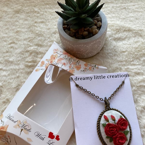 Roses,Floral necklace,Embroidered necklace