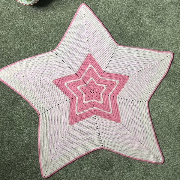 Pink five point star crocheted baby blanket 