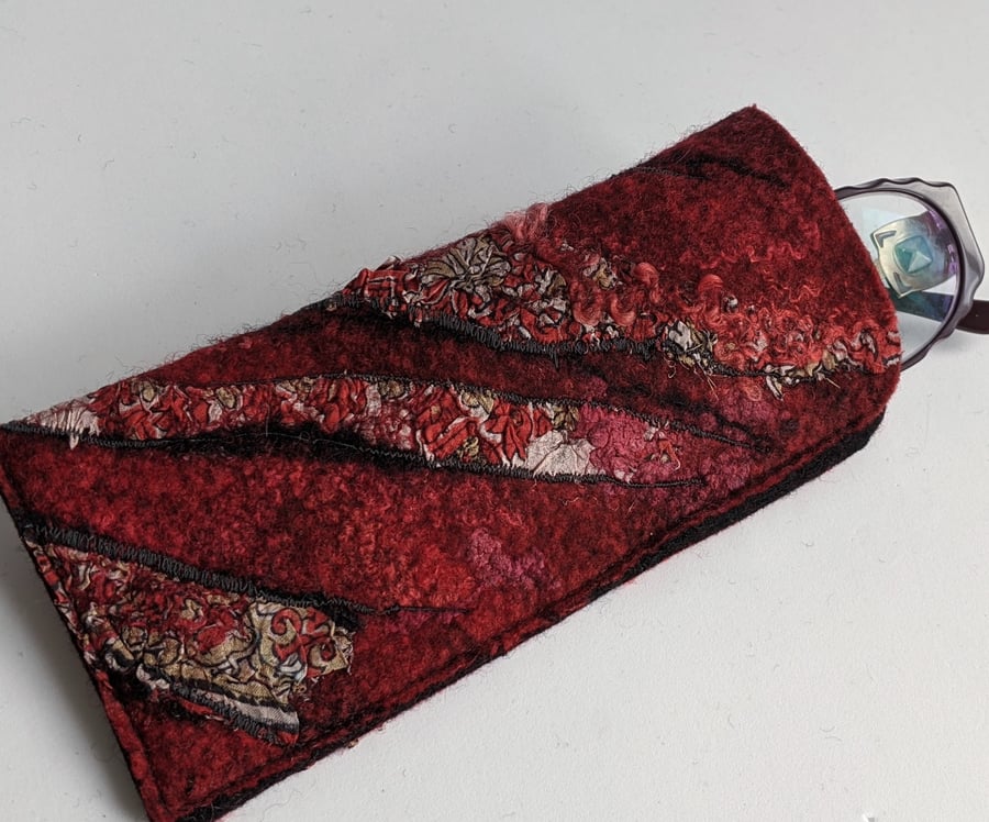 Glasses case: felted wool - reds