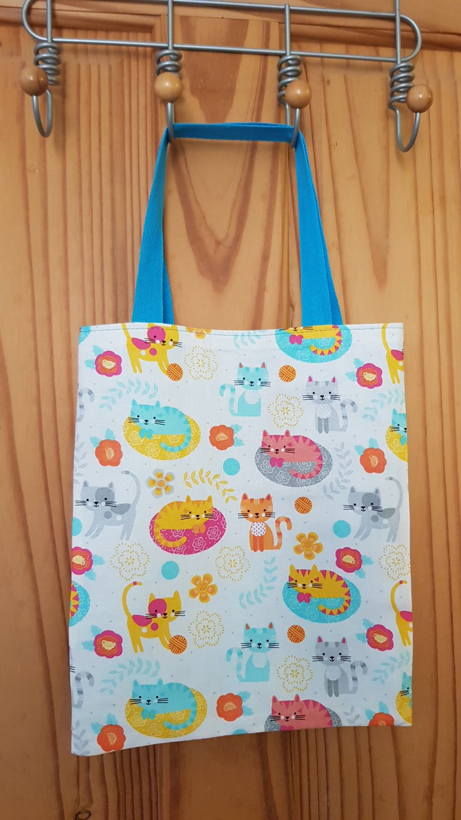 Small tote bag; cats on white