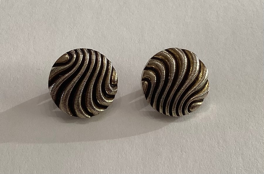Buttons, brass coloured, textured, set of two