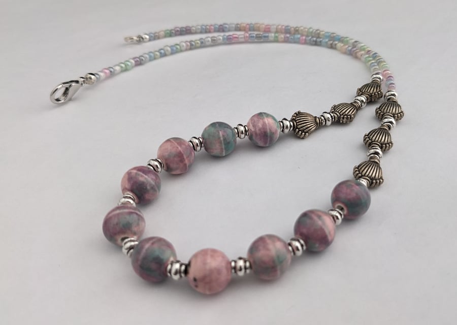 Glass bead necklace in muted pinks and purples - 1002719
