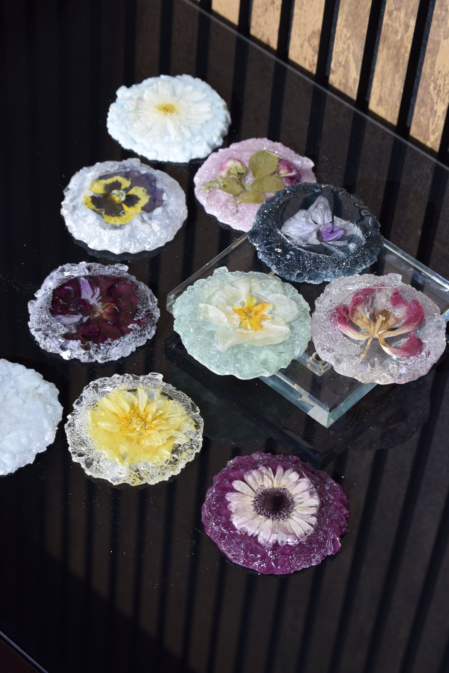 Resin Round Mini-Coasters 9x9 cm with Crystal Edge & Preserved Flowers 