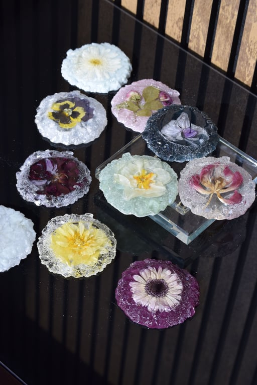 Resin Round Mini-Coasters 9x9 cm with Crystal Edge & Preserved Flowers 