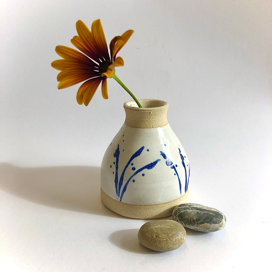WHITE CERAMIC BUD VASE