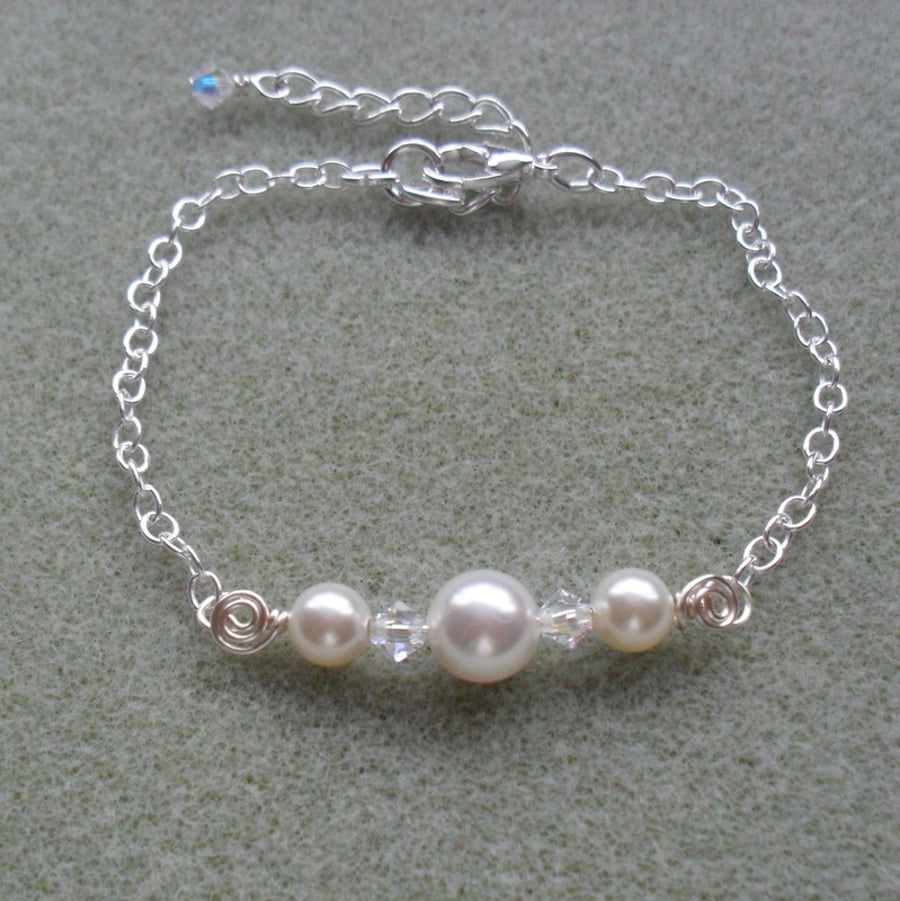 Pearl Bar Bracelet With Pearls and Crystals From Swarovski