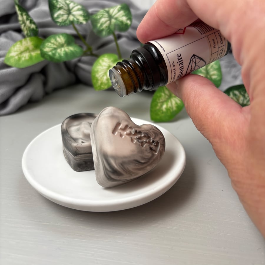 Complete Home Fragrance Set – 6 Marbled Heart Aroma Stones with White Round Tray