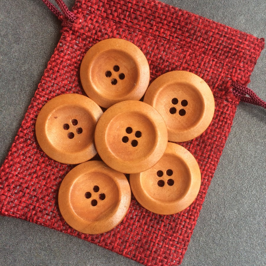Medium wood buttons 25 mm across