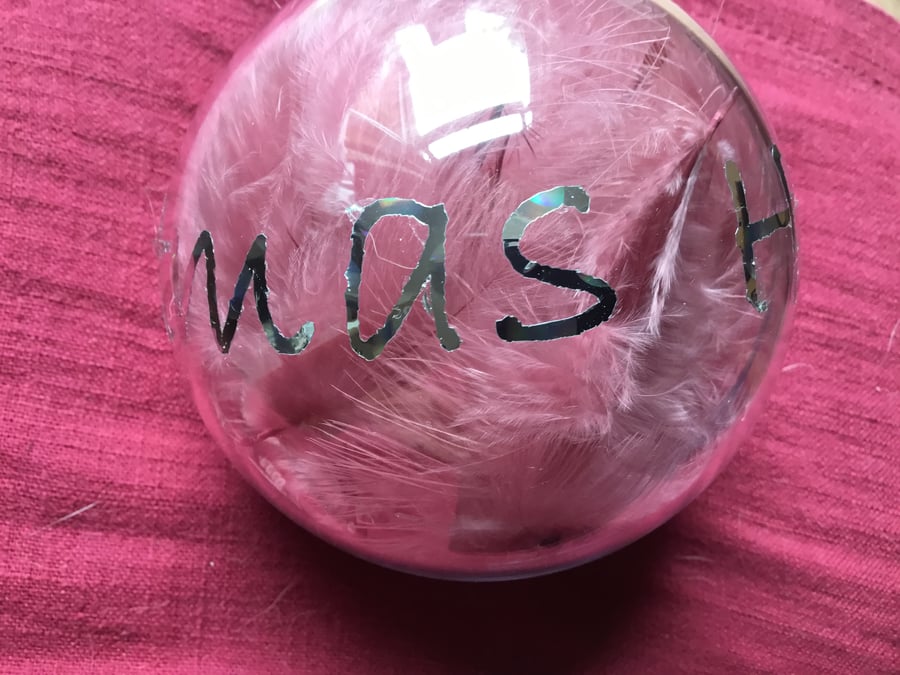 Beautiful dusty pink feather filled bauble. CC441. 