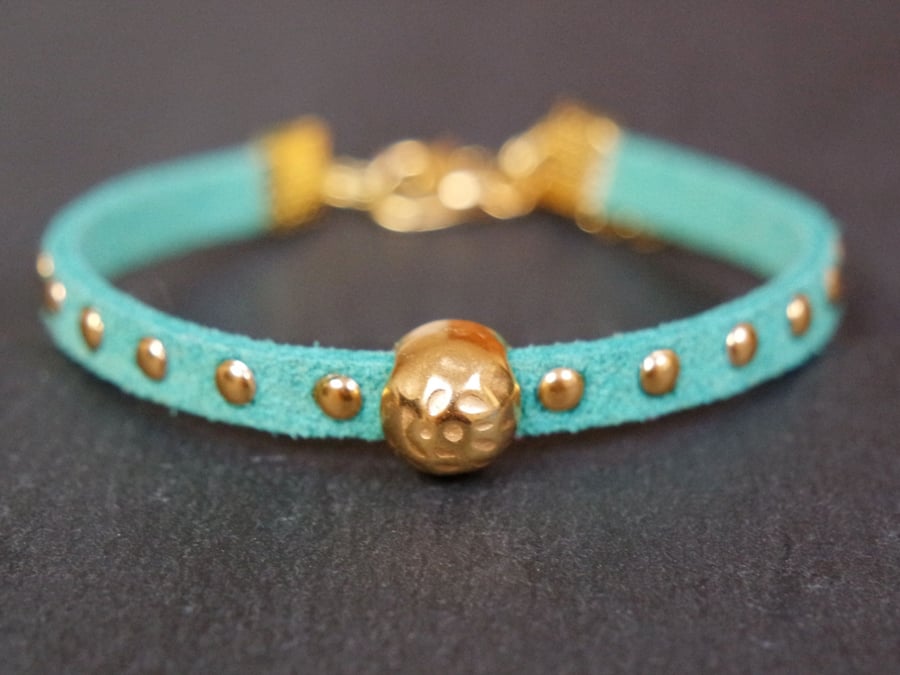 Hammered bead bracelet - turquoise gold faux suede