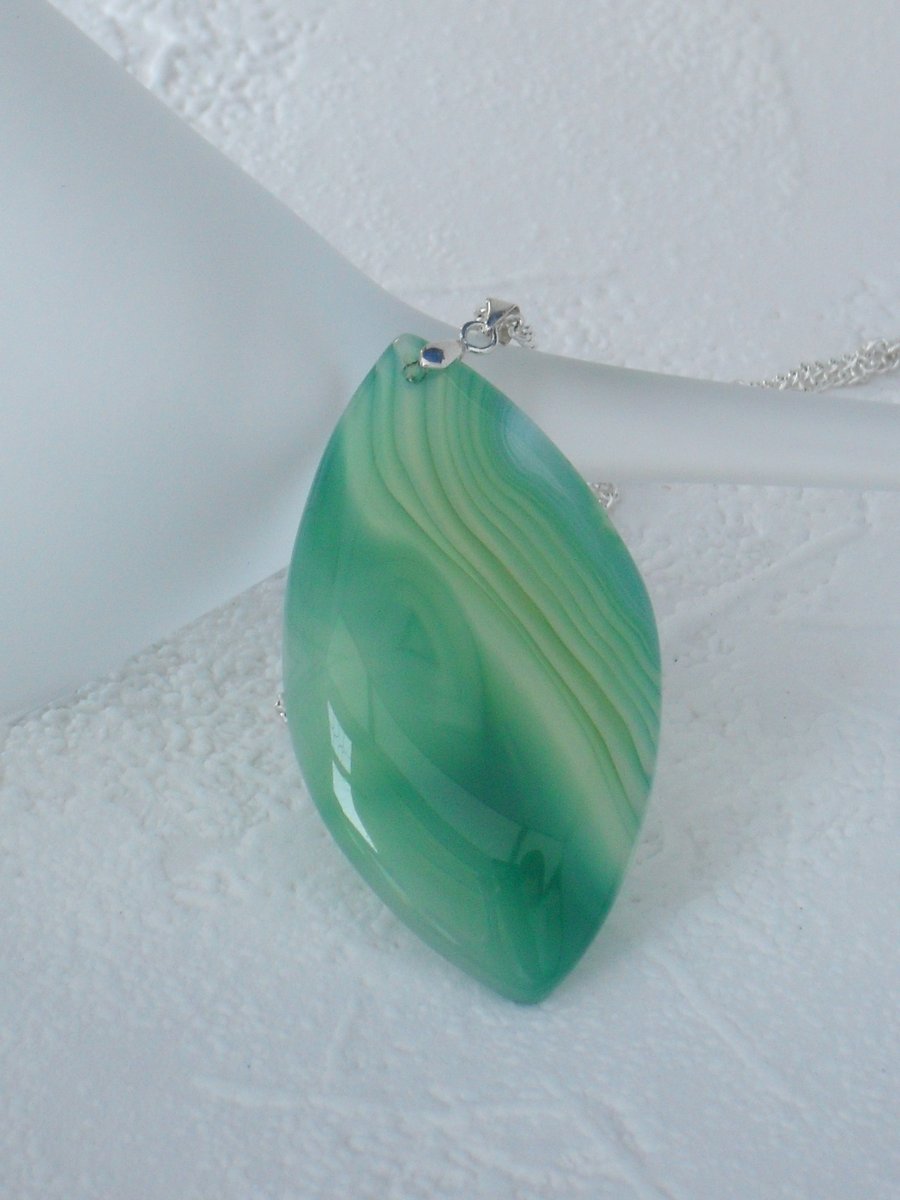 Green agate pendant necklace