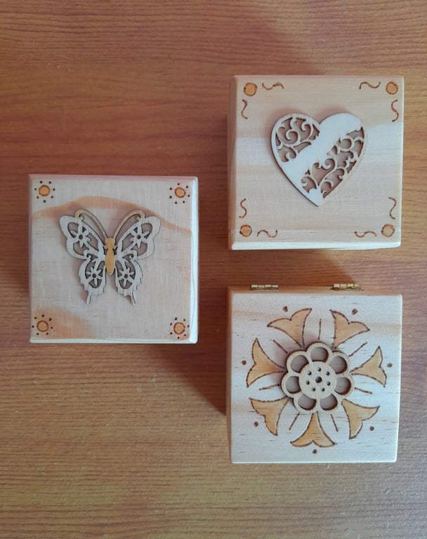 Handmade Engraved Wooden Keepsake Box. Pyrography design.