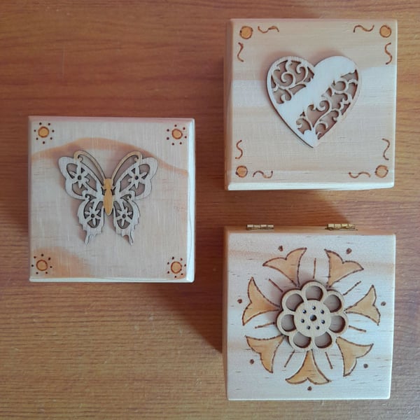 Handmade Engraved Wooden Keepsake Box. Pyrography design.