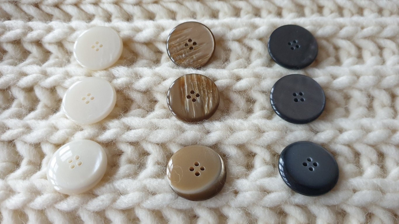1" 25mm 40L Buttons with movement in 3 Fab Colours x 5 Buttons