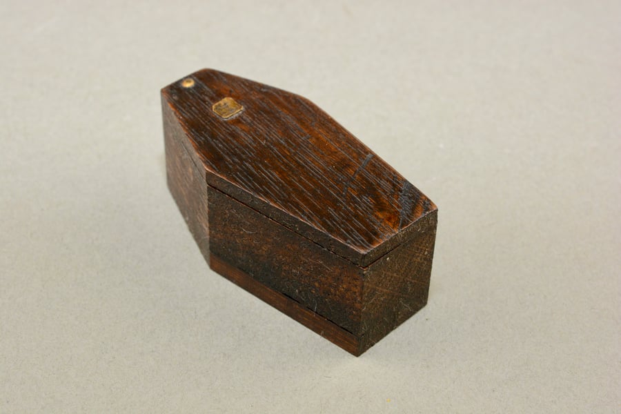 Momento Mori coffin snuffbox trinket pillbox