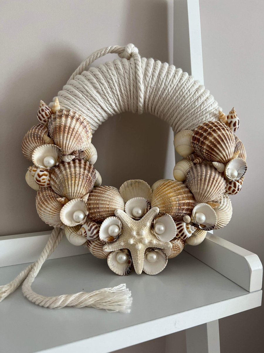 Wreath with shells and rope