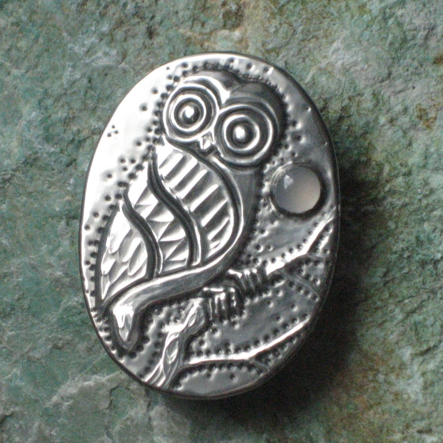 Owl Brooch in Silver Pewter with Moonstone