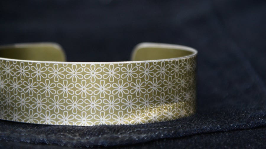 Geometric flower print cuff bracelet pale gold