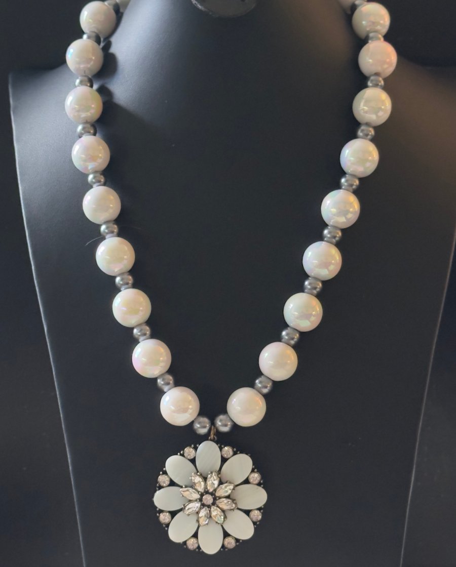 Beaded necklace with flower pendant