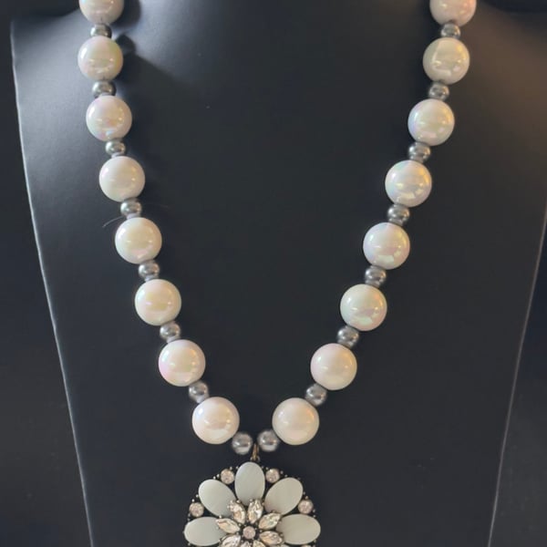Beaded necklace with flower pendant