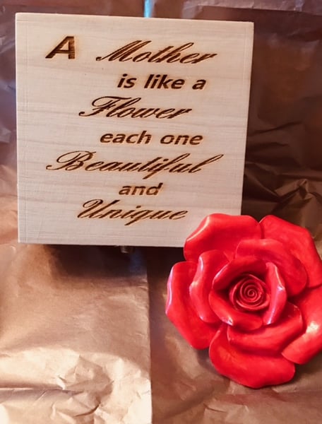  Hanging Ceramic Rose Decoration in a wood box