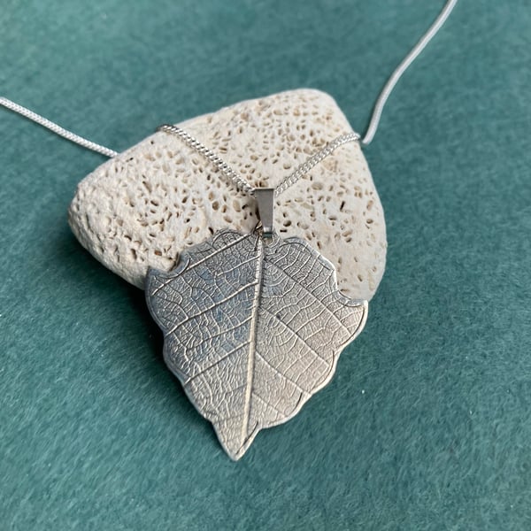 Silver leaf pattern cartouche necklace