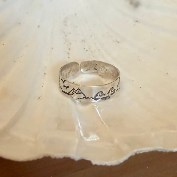 Stunning sterling silver ring - adjustable band with a scene on it