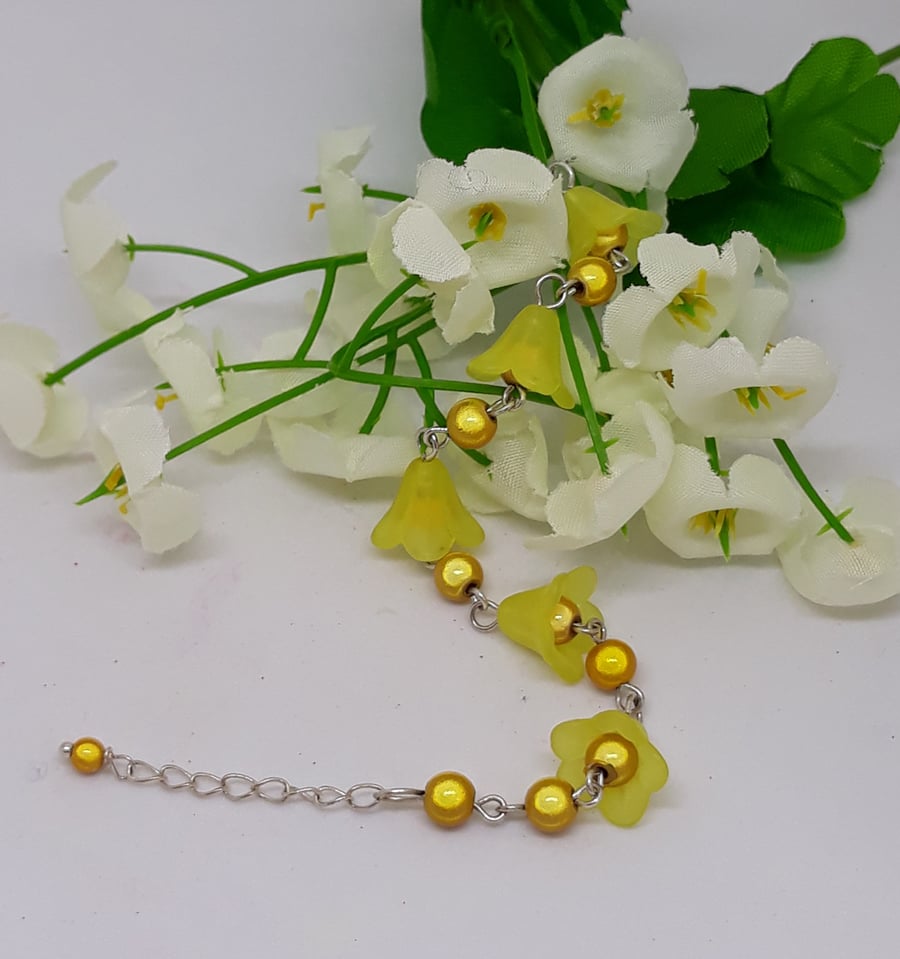 BR327 Yellow lucite flower bracelet with beads