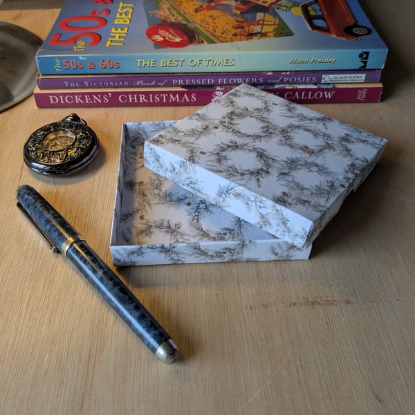 Christmas 'Silvery Wreaths' - A handmade, ultra-thin gift box
