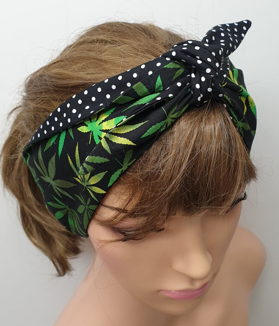 Reversible retro women black dotted headband.