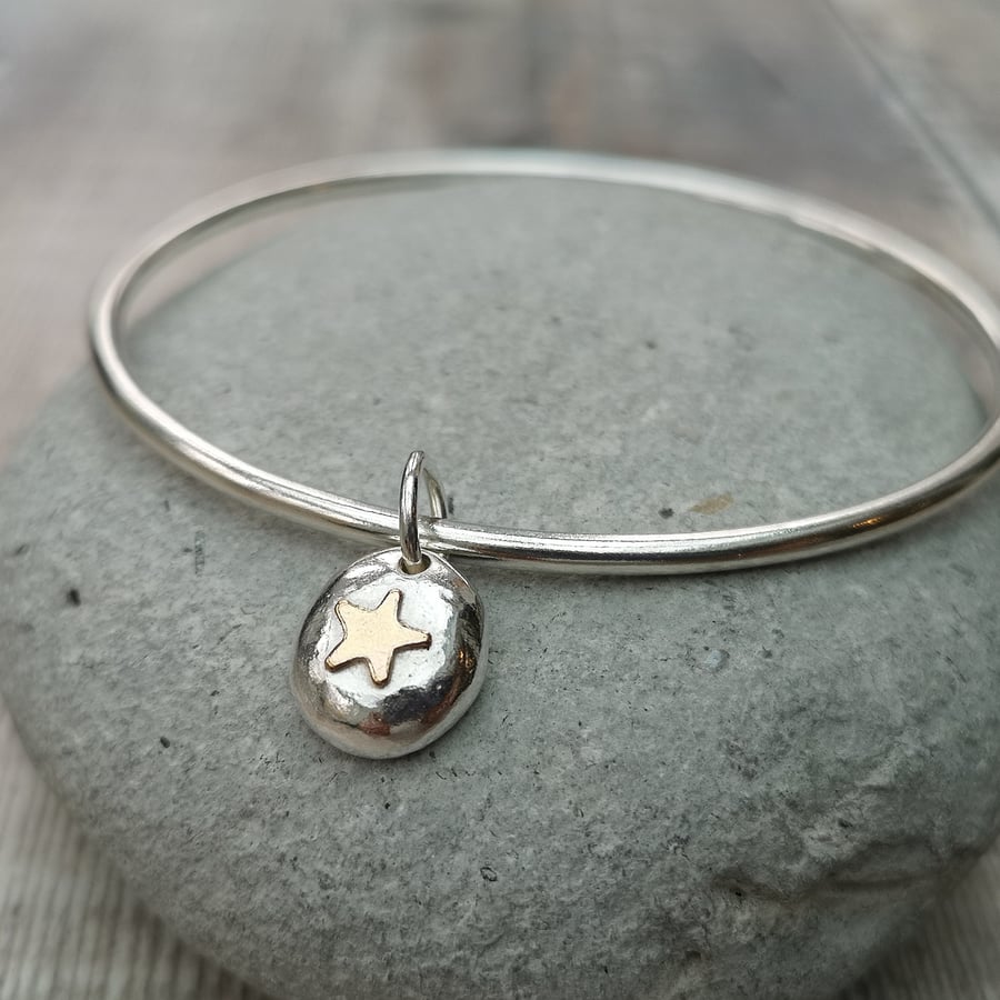 Sterling Silver Smooth Round Bangle with Gold Star Pebble Charm