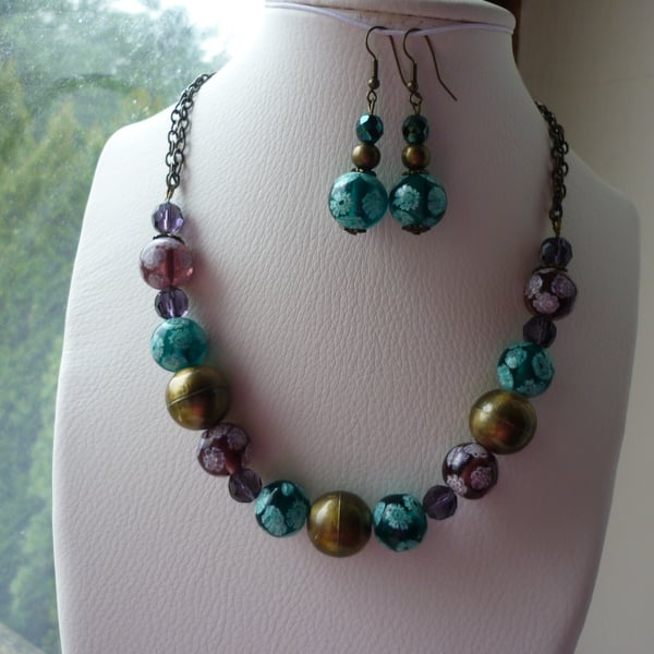 AMETHYST, TEAL AND ANTIQUE BRONZE GLASS BEAD NECKLACE.