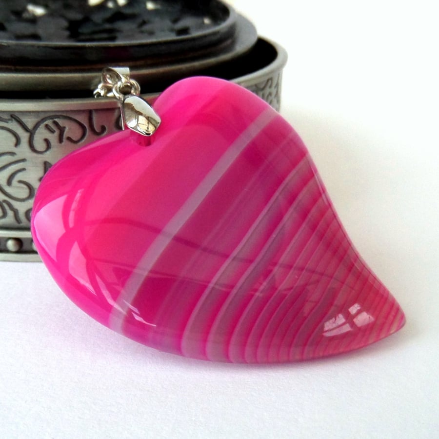 Stunning pink banded agate heart pendant necklace