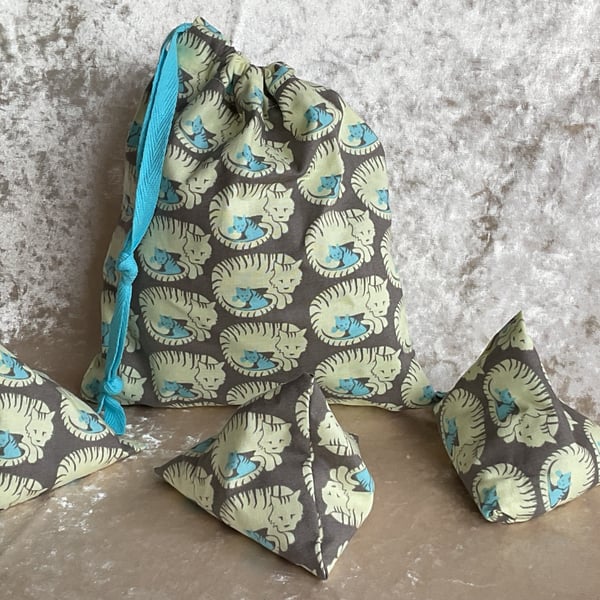 LITTLE TIGER 3  LITTLE BEAN BAGS RICE FILLED THROWING OR JUGGLING GAME & BAG