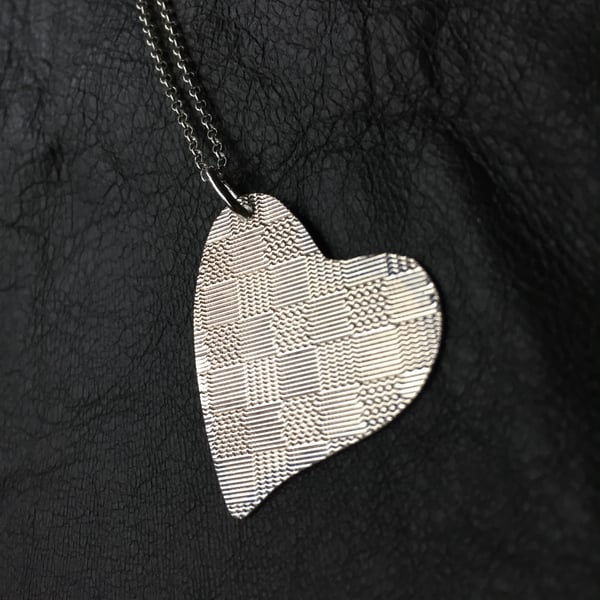 Heart shaped checkerboard pattern silver necklace