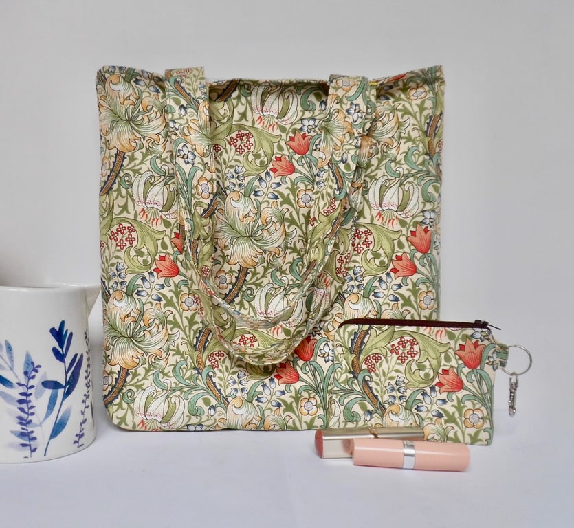 Tote bag in green and red Golden Lily fabric with matching clip-in purse