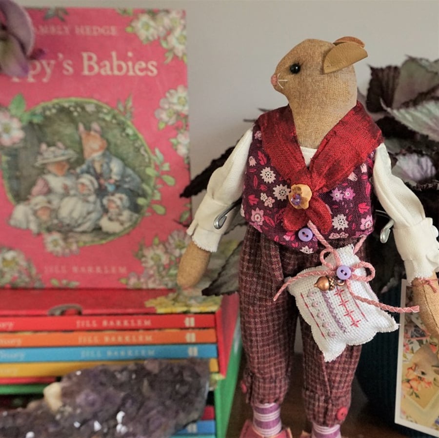 Cassis, A Gentleman Berry Mouse