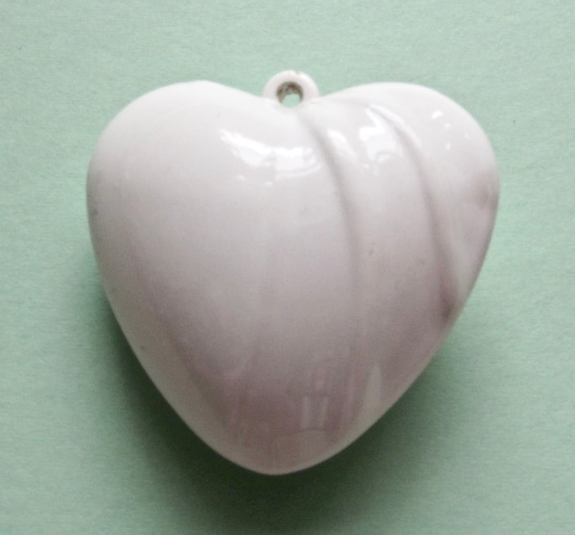 Destash:HEARTS: Large Puffy Acrylic Heart Pendant with Decorative Ripples 4cms