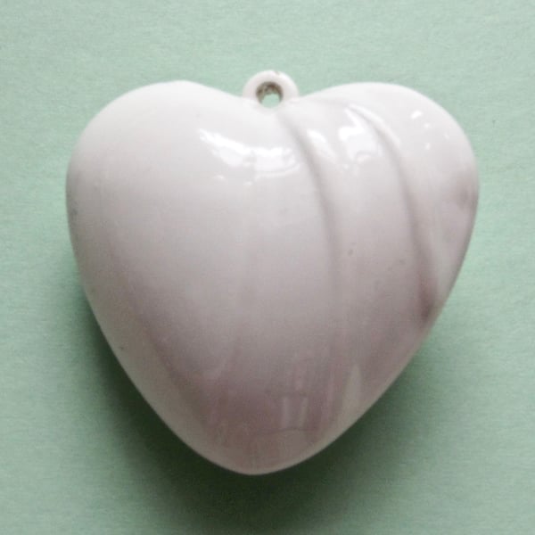 Destash:HEARTS: Large Puffy Acrylic Heart Pendant with Decorative Ripples 4cms