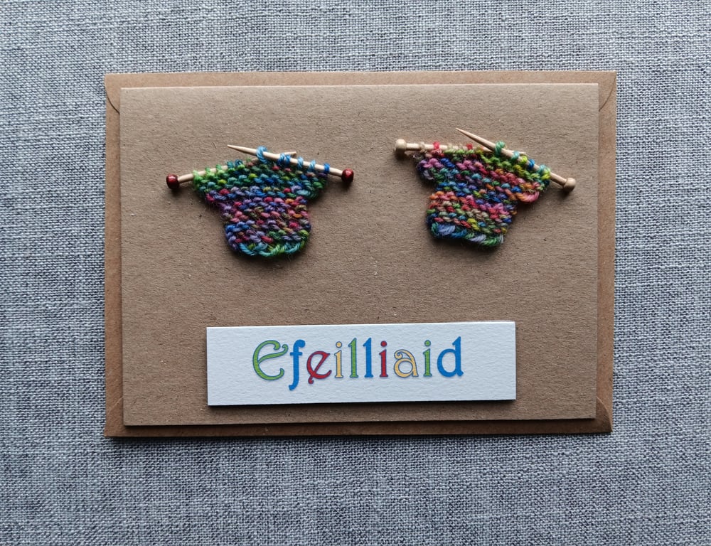 Efeilliaid Twins Card in Welsh with Tiny Knitted Jumpers Size 6"x4"
