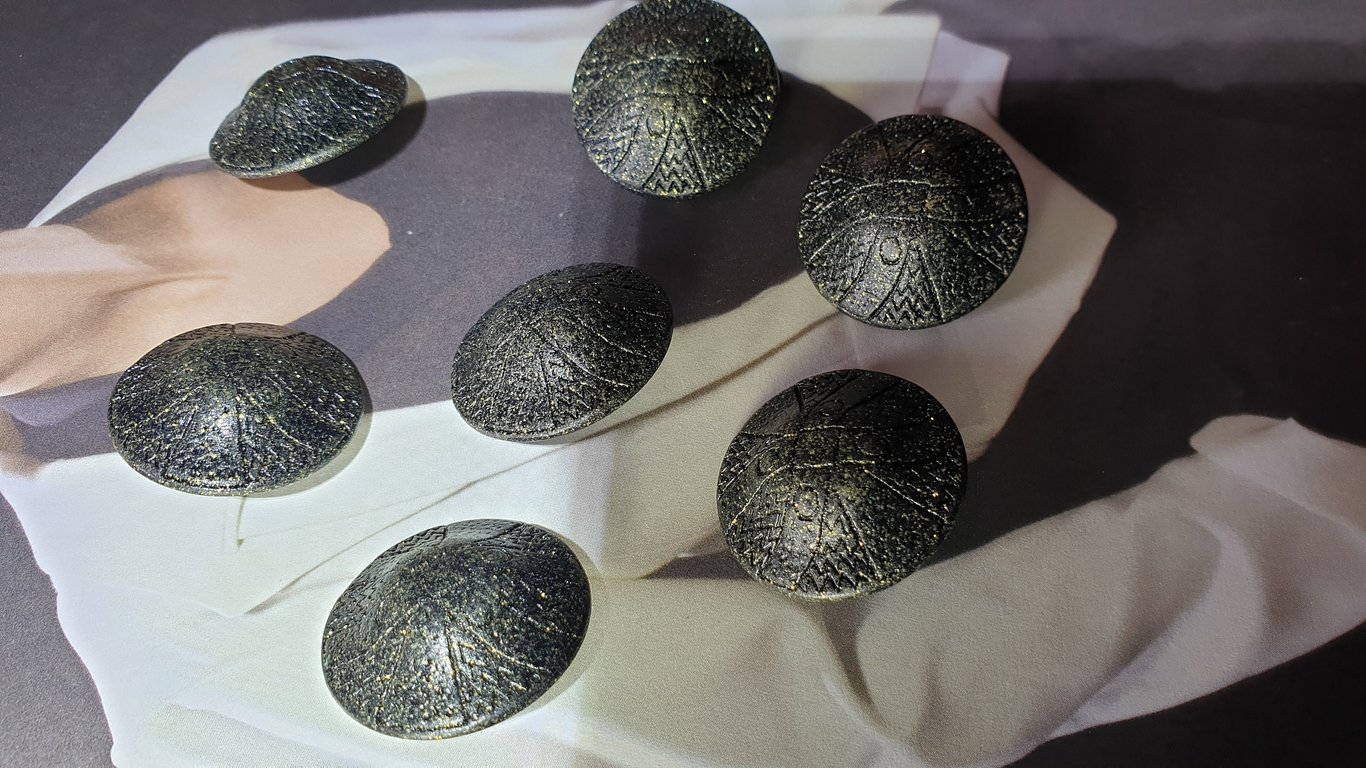 22.4mm 36L Metal Vintage look aged Black & Gold sparkle Button