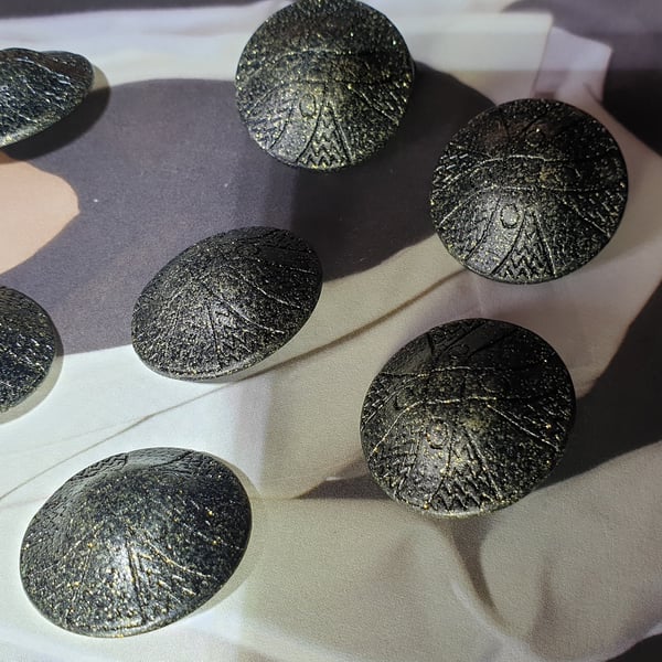 22.4mm 36L Metal Vintage look aged Black & Gold sparkle Button