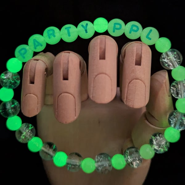Glow in the dark letter bead bracelet 'PARTY PPL'
